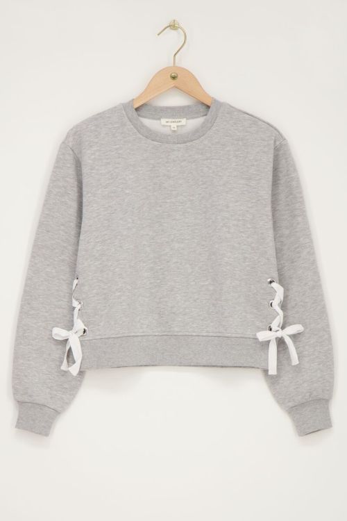 Grijze sweater met witte strikjes