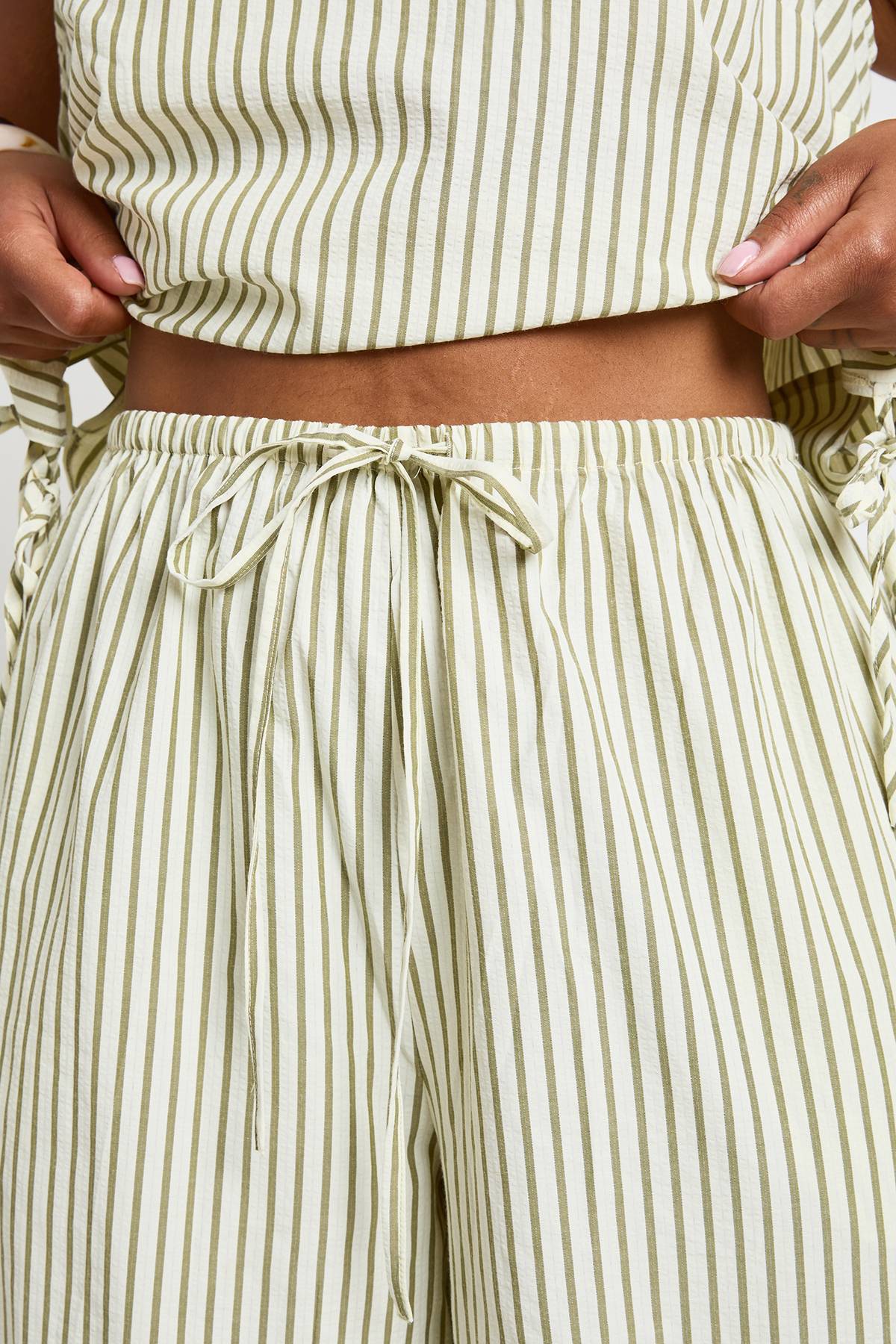 boohoo Pantalon Grande Taille À Rayures Avec Cordon De Serrage À La Taille