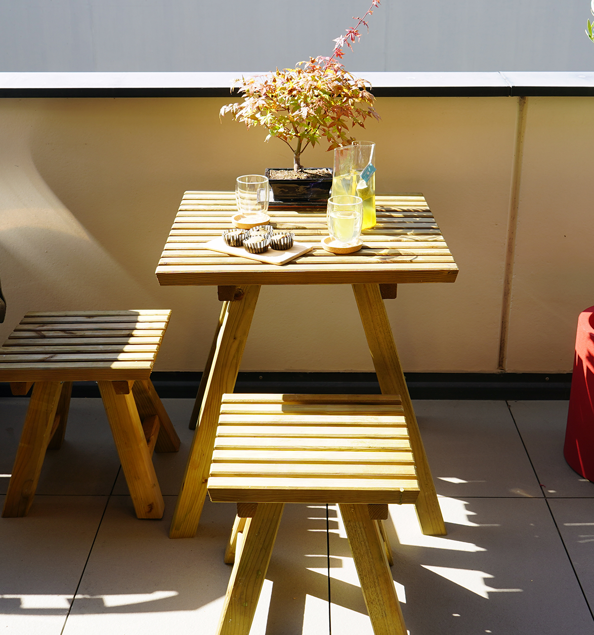 Set - 1 table 2 tabourets karel