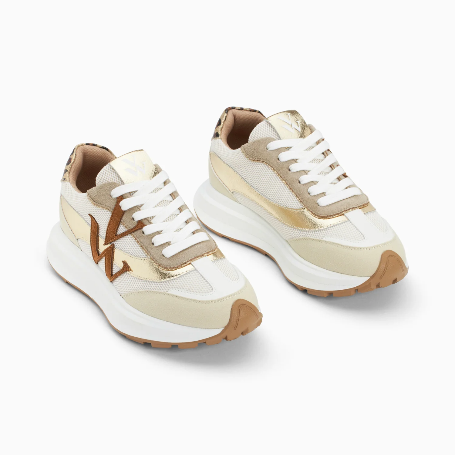Sneakers-Baskets monogramme Inès camel et or à semelle oversize