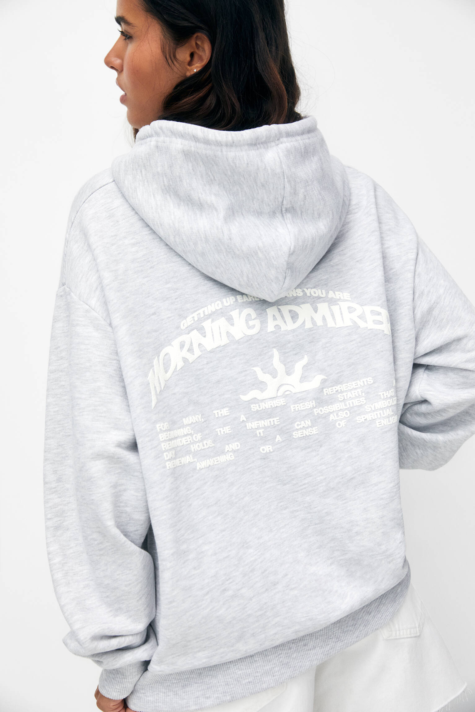 MOLETOM COM CAPUZ ESTAMPADO OVERSIZED - COR CLARA