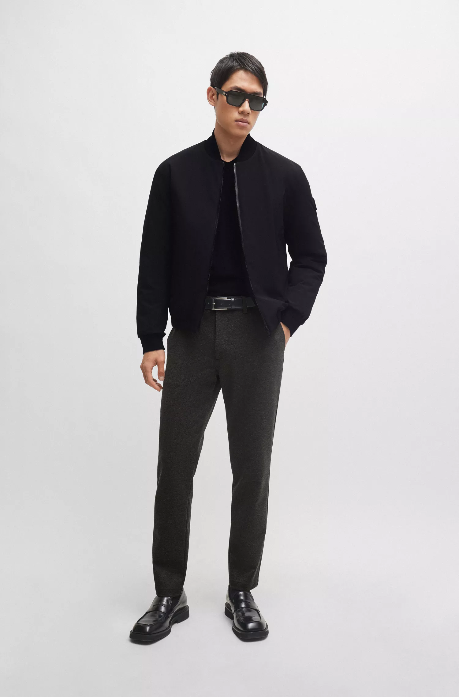 Calça BOSS preta, corte slim, em tecido estruturado de alta performance com elasticidade.