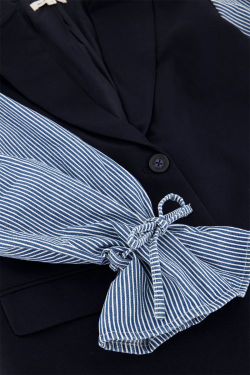 Donkerblauwe blazer met gestreepte mouwen