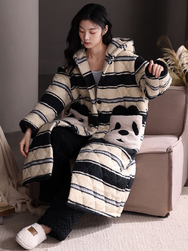 Jeony - Pyjamaset: Gewatteerde fleece kamerjas met knopen en patroon + broek