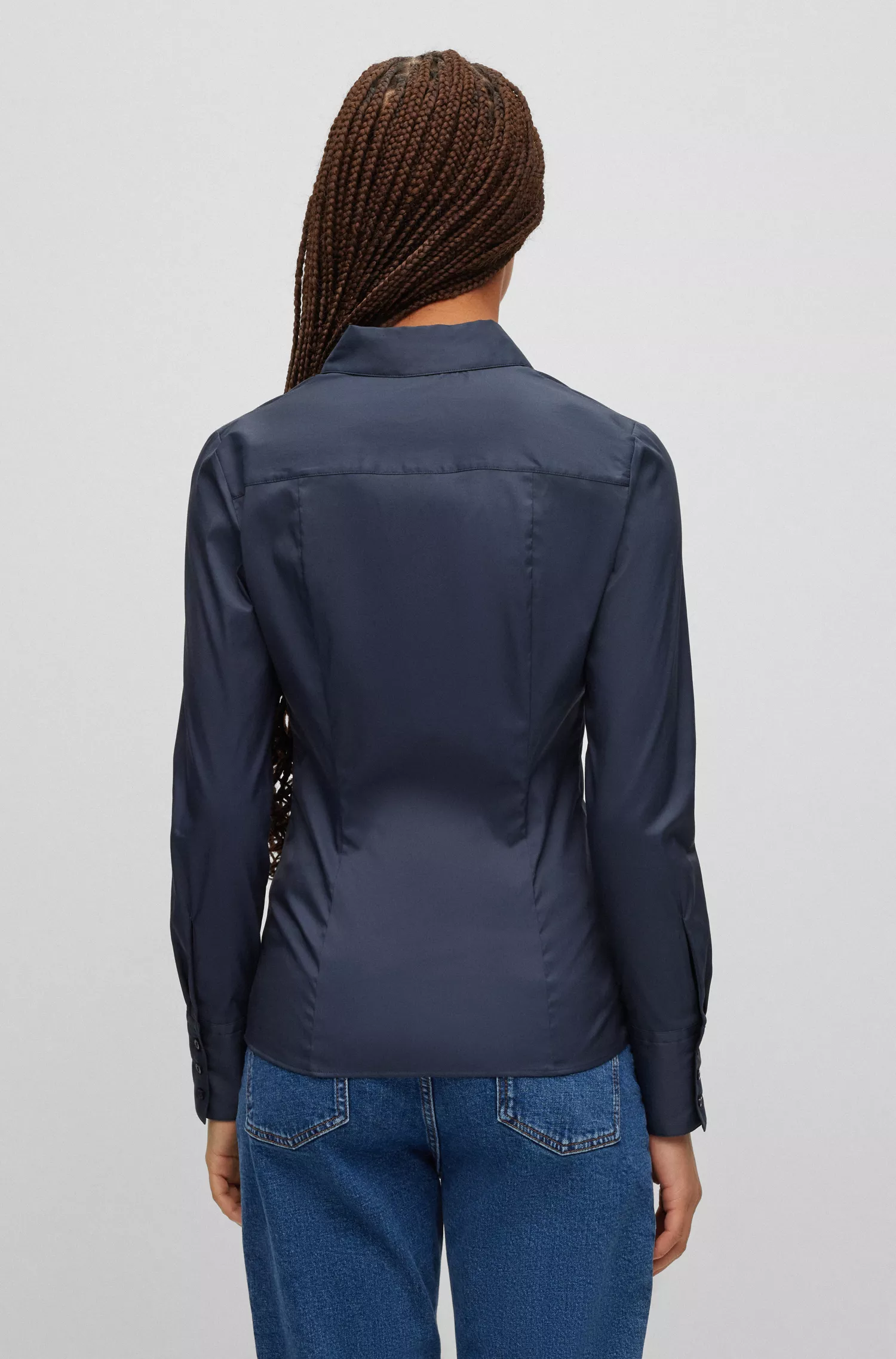 Blusa HUGO vermelha, corte slim, em popeline fácil de passar.