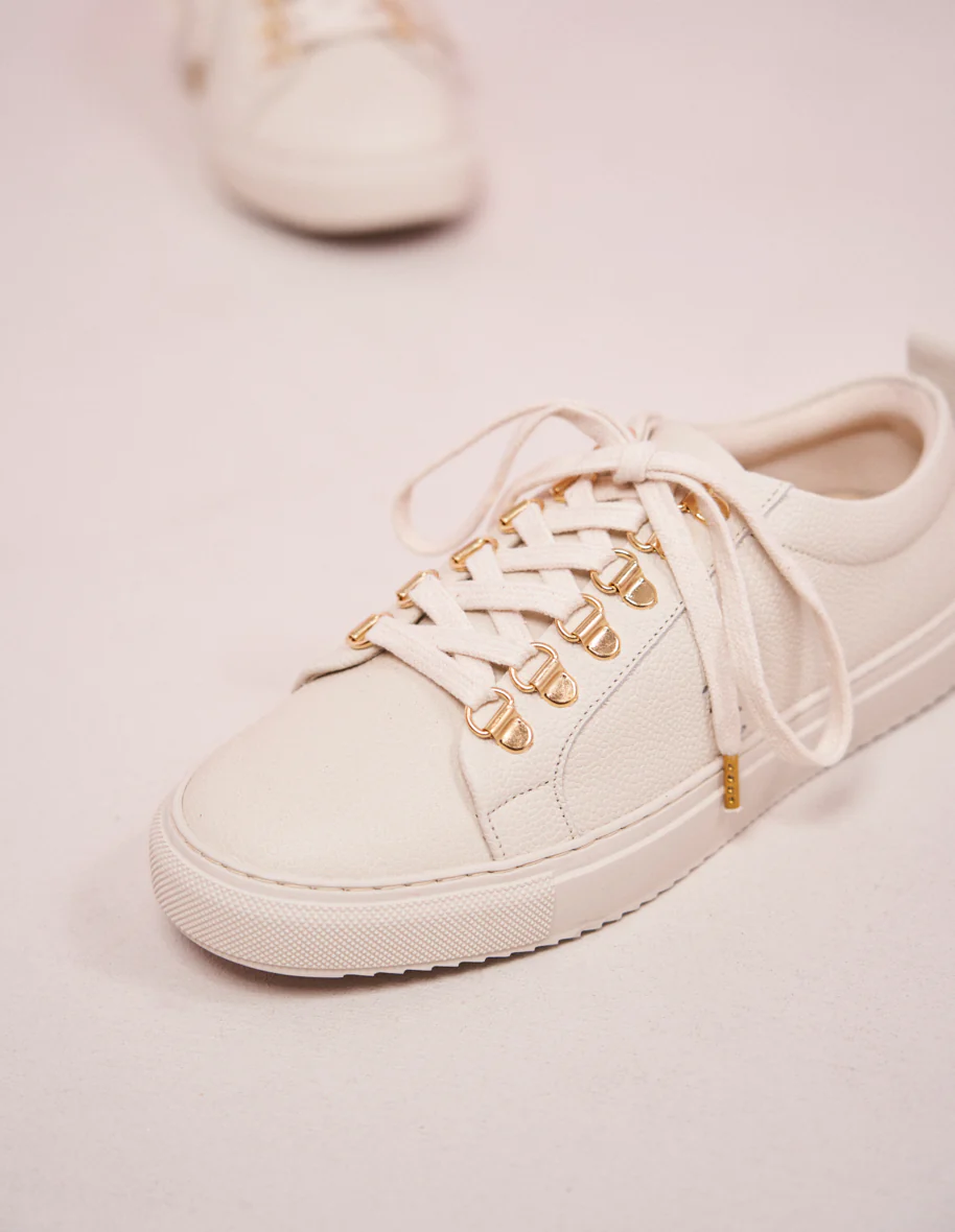 Baskets basses Brigitte - Cuir grainé écru oeillets