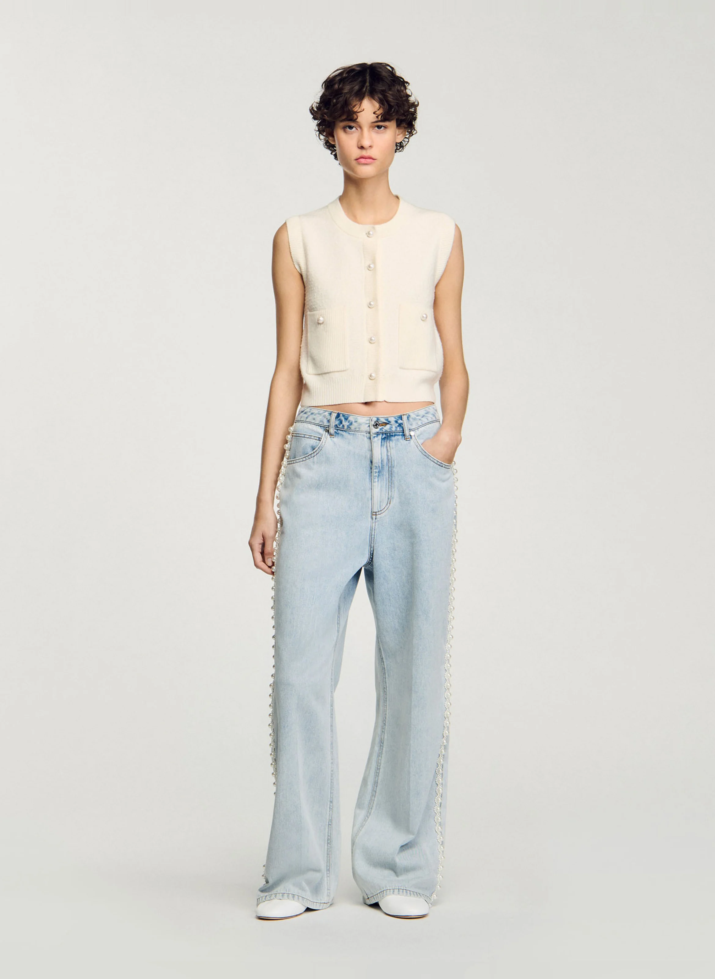 Cardigan court sans manches à boutons fantaisies | Blanc