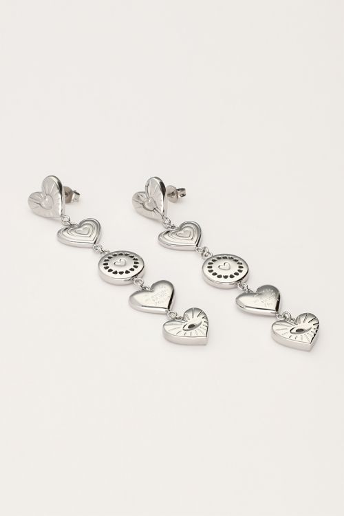 Iconic oorhangers met chunky hartjes