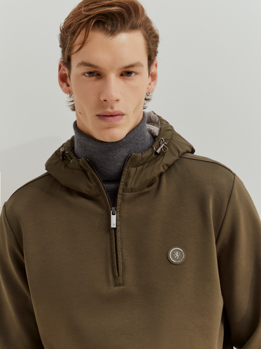 Sweater com Capuz em tecido técnico