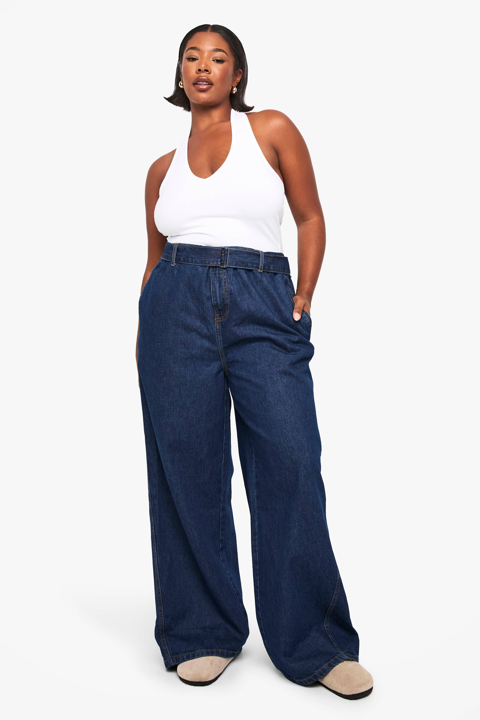 boohoo JEAN EN DENIM PLUS À JAMBE LARGE, DOS ÉLASTIQUÉ, CEINTURE À BOUCLE