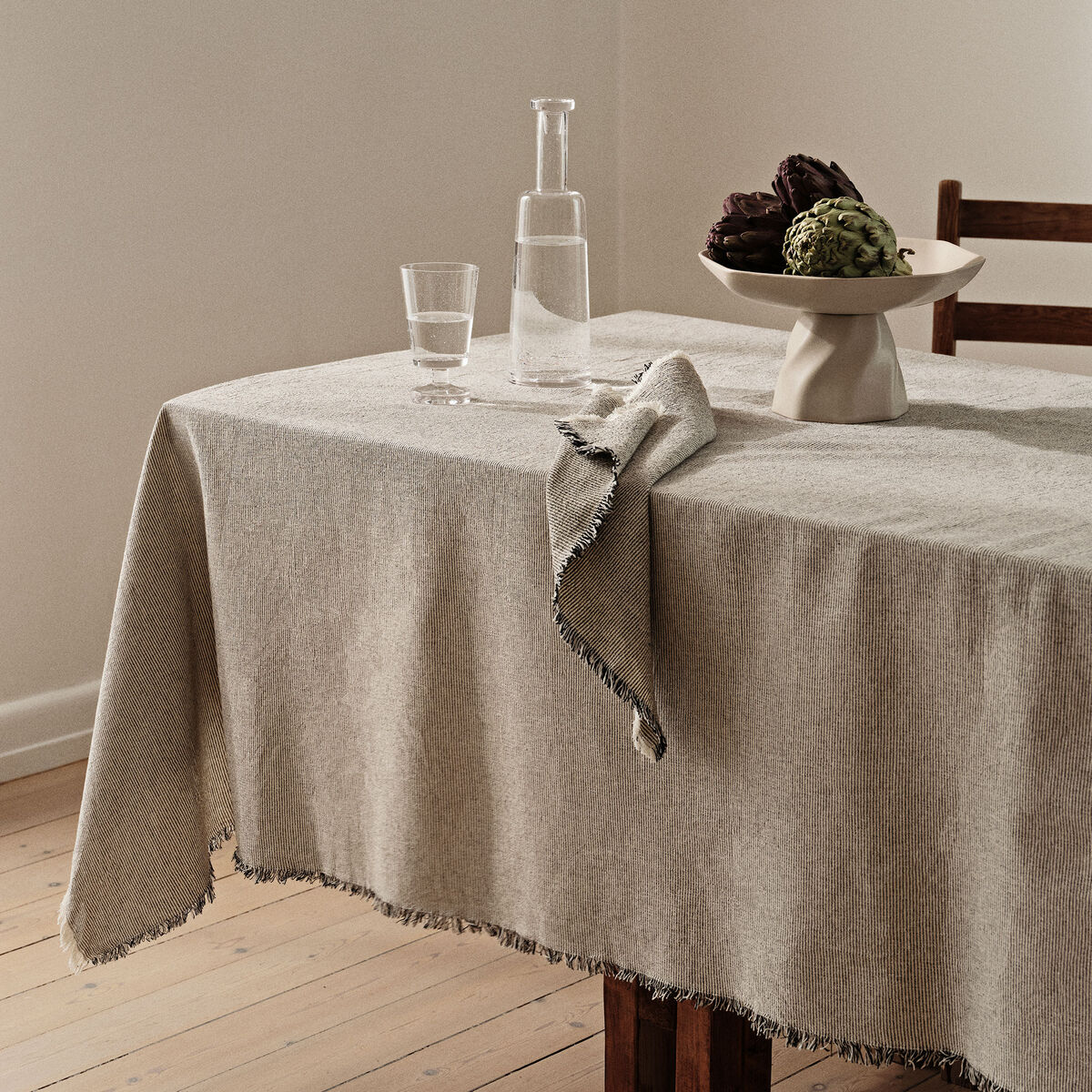 Elouise bordduk 200 x 160 cm, svart/offwhite