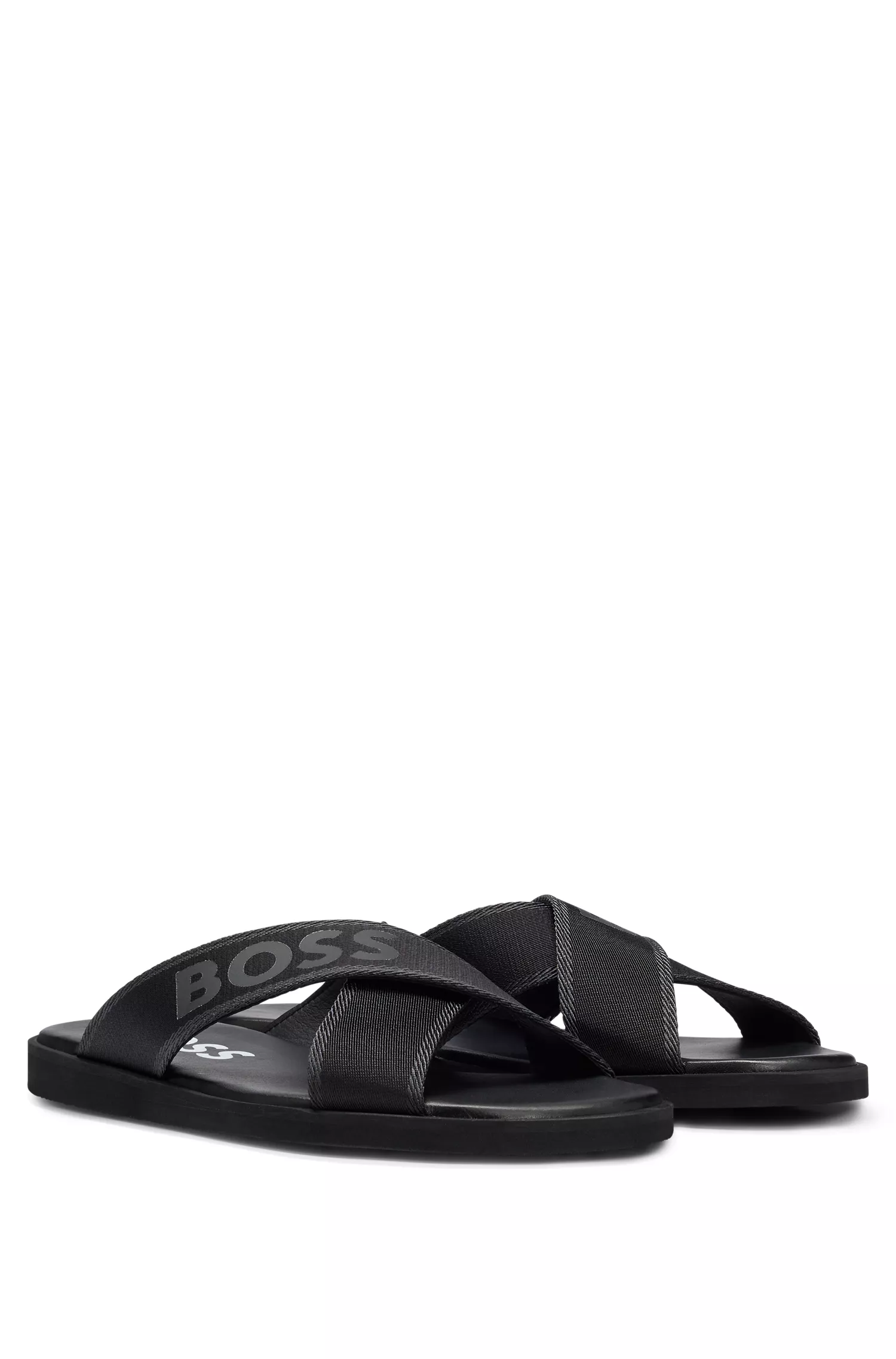 Chinelo BOSS preto com tira cruzada, detalhes da marca em tom sobre tom e sola de EVA.