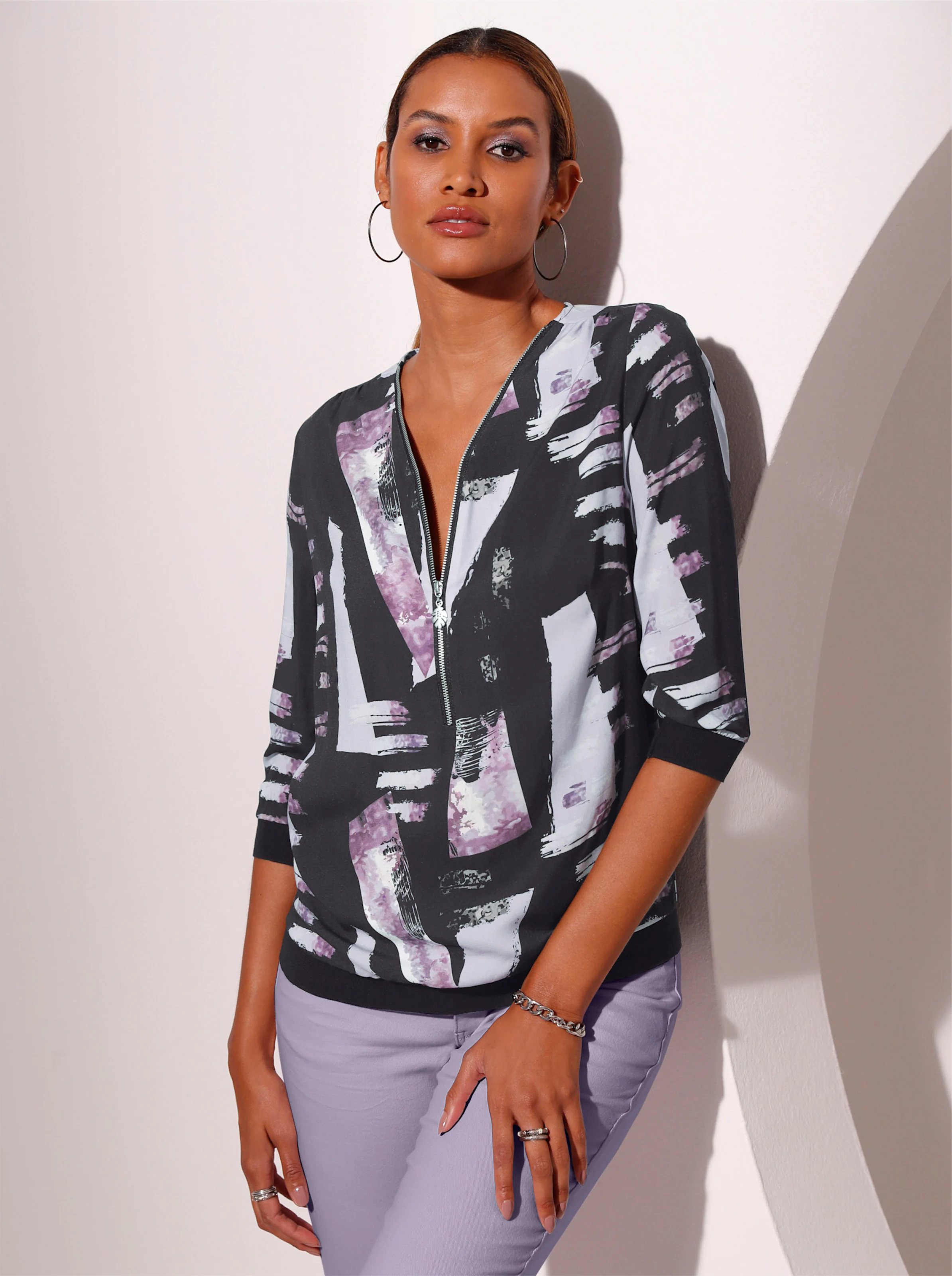 Bluse in schwarz-flieder-bedruckt