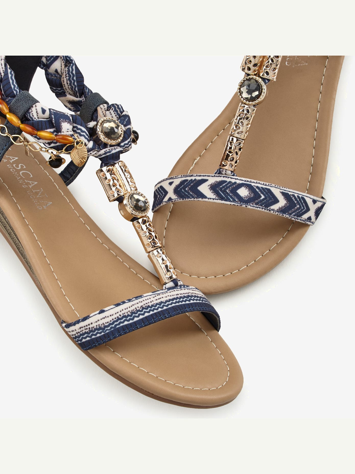 Sandales petit talon compensé et divers éléments décoratifs