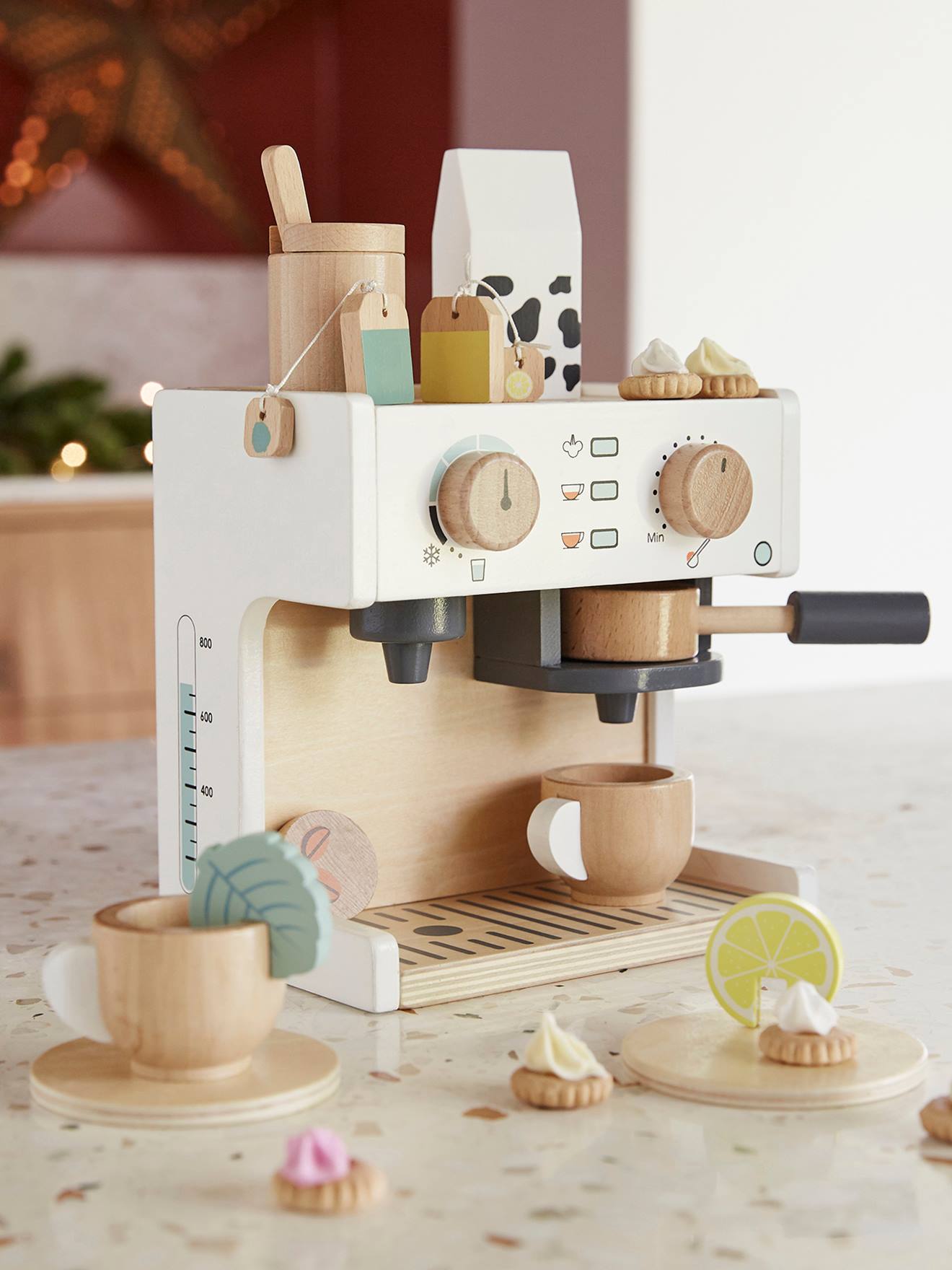 Máquina de café e chá, feita de madeira multicolorida.