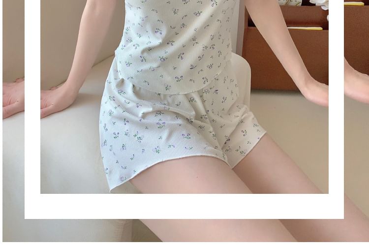 Gecko - Pyjamaset: Gewatteerde top met ronde hals en bloemenprint + shorts