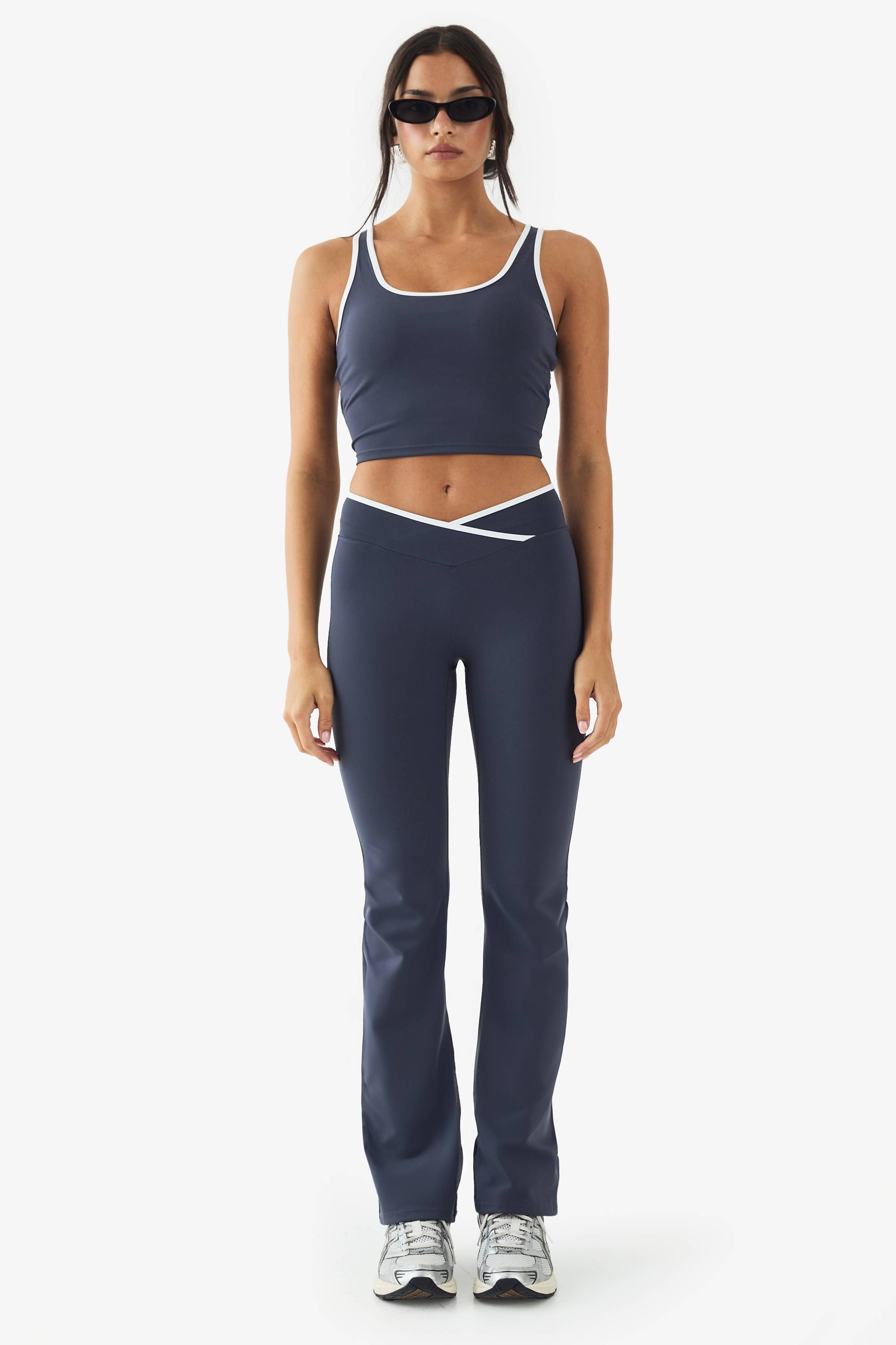 DSGN Studio Ultra Sculpt Legging à taille portefeuille avec garniture contrastée et jambes évasées