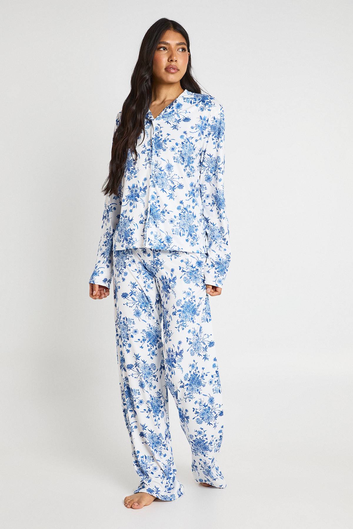 boohoo Ensemble Pyjama Tall Chemise À Manches Longues Et Pantalon À Imprimé Fleuri