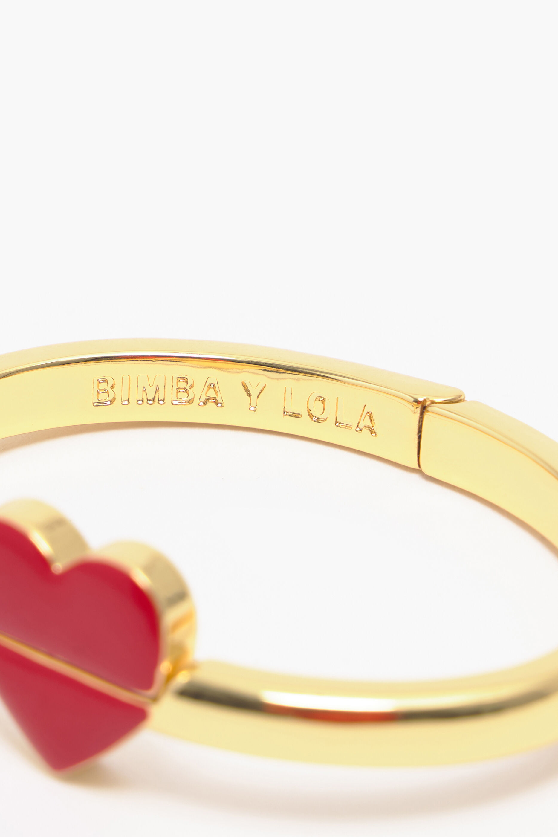 pulseira rígida dourada em formato de coração