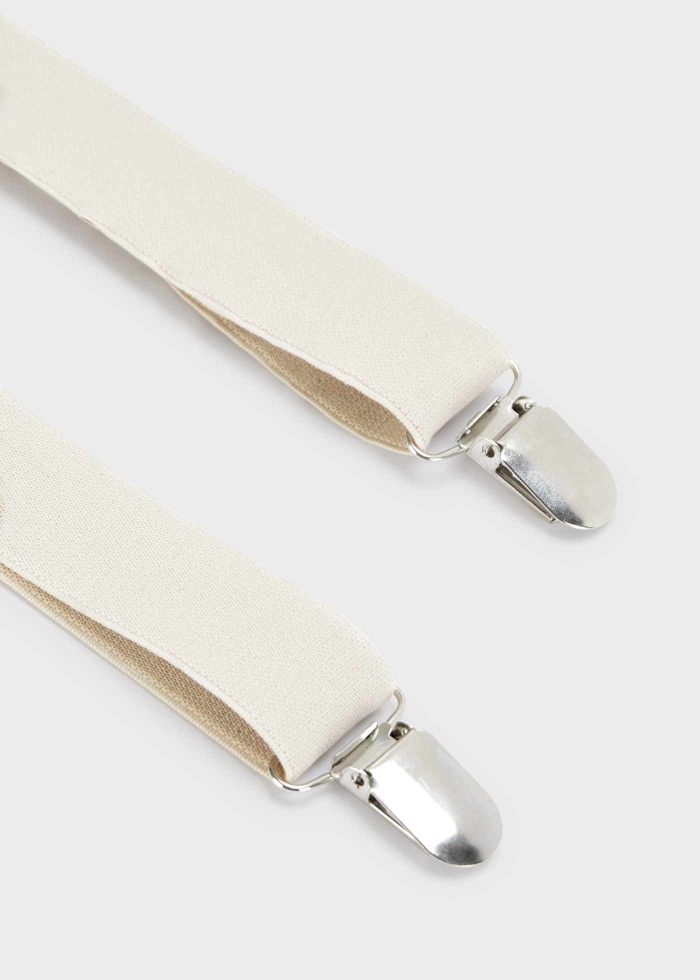 Conjunto de gravata borboleta e suspensórios de ráfia para menino