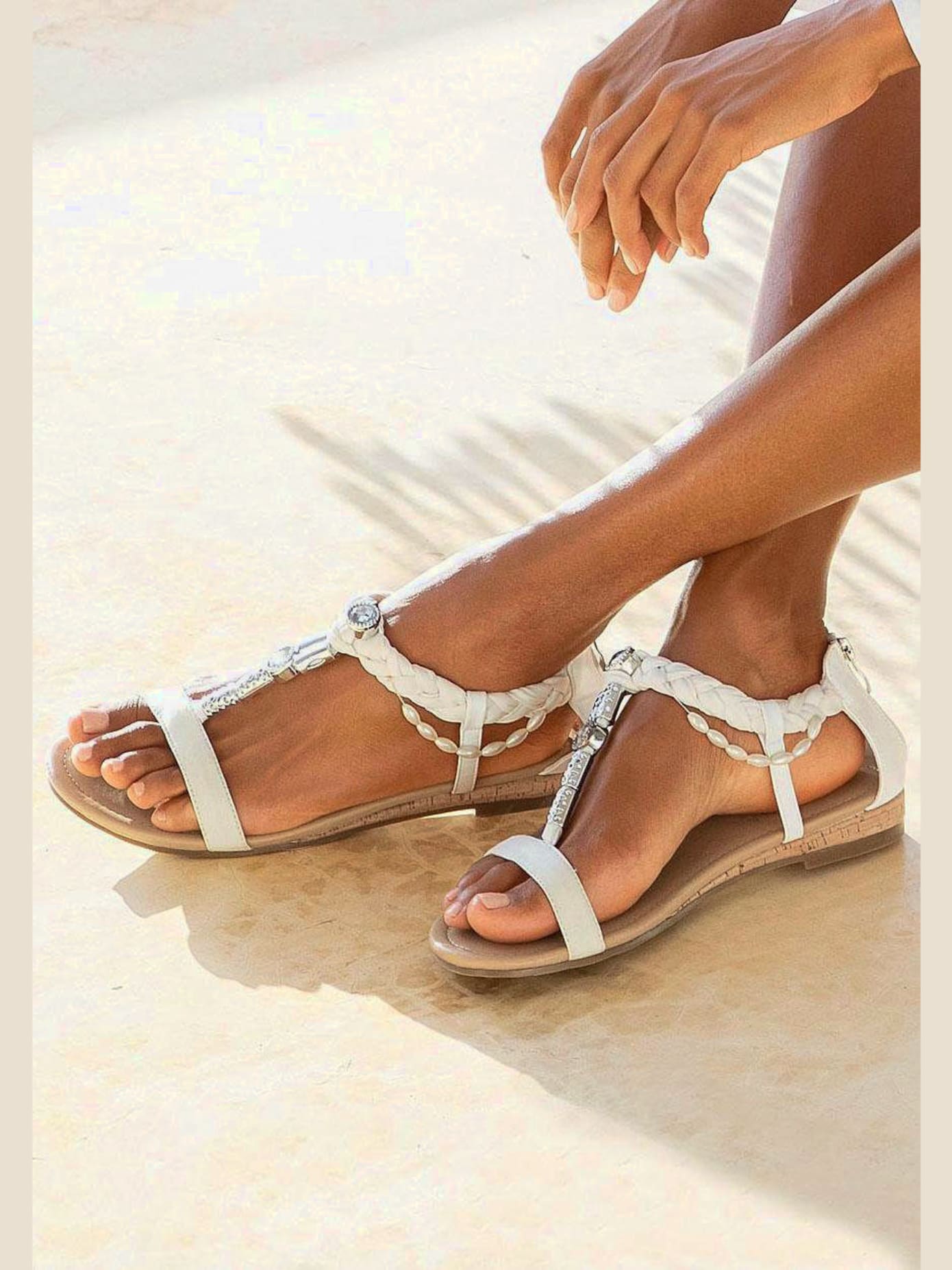 Sandales éléments décoratifs tendance et petit talon compensé confortable