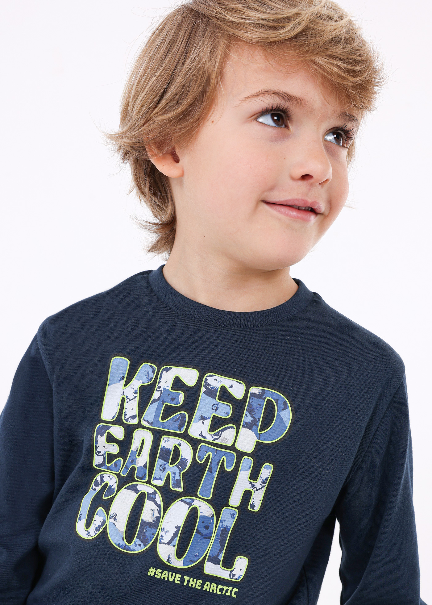 Camiseta Better Cotton com detalhes em neon para meninos