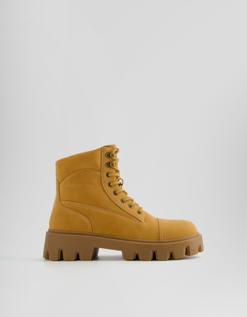 Botas de cano curto com cadarço e sola tratorada para homem