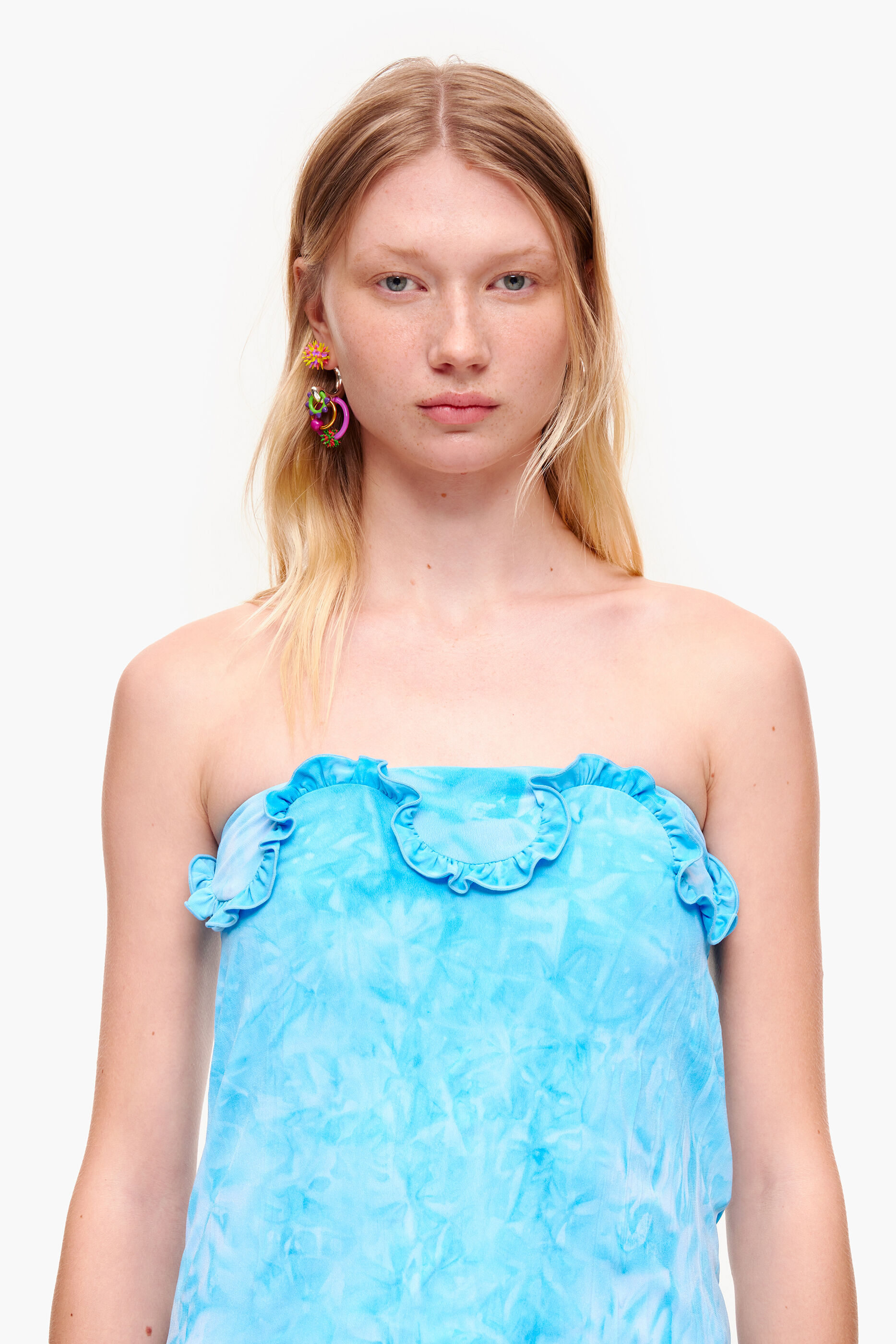 Blusa azul justa com babados