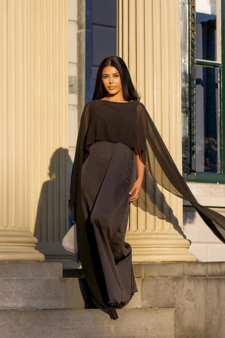 Robe noire ample satinée à empiècement voile
