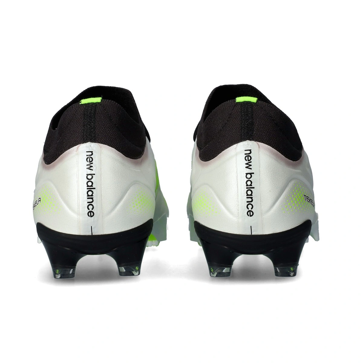 Chuteira New Balance Tekela Pro Low Laced FG V5