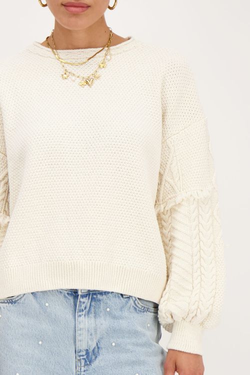 Beige trui met jacquard mouwen