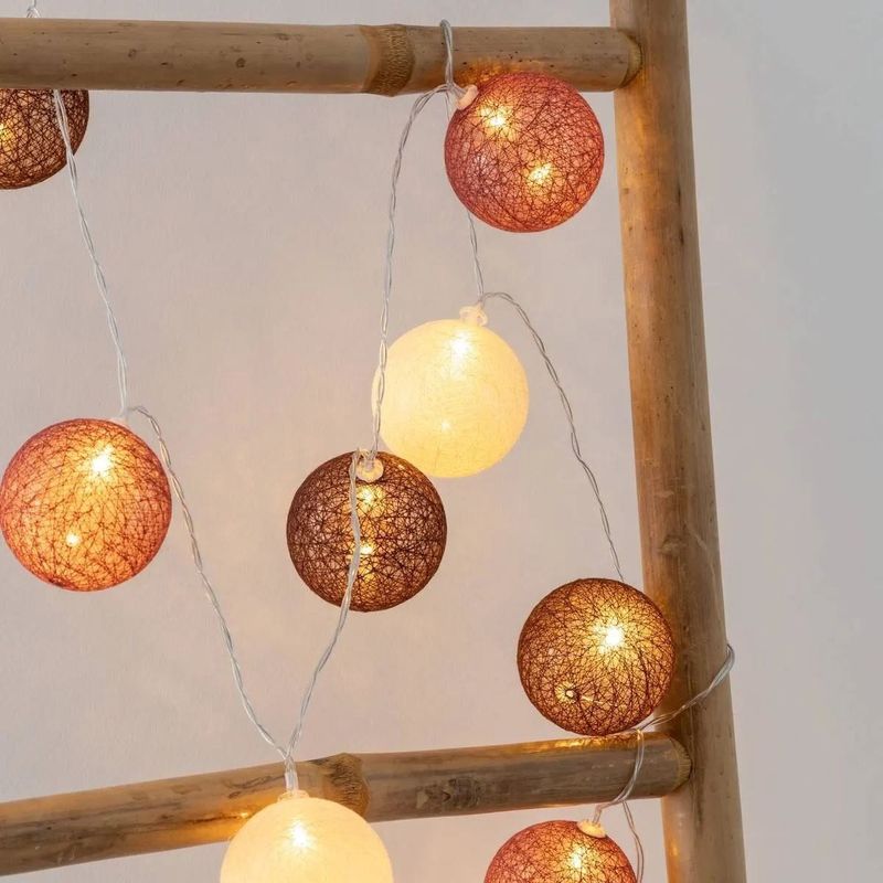 Atmosphera - Lichtslinger - Lichtketting - Multi - 20 Verlichte Balletjes 6 cm, 435 cm Lengte, Netstroom