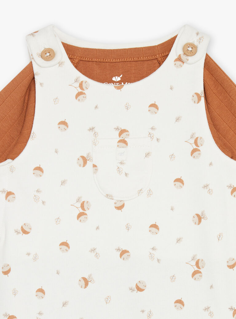 Body caramel, salopette écrue et chaussettes beiges