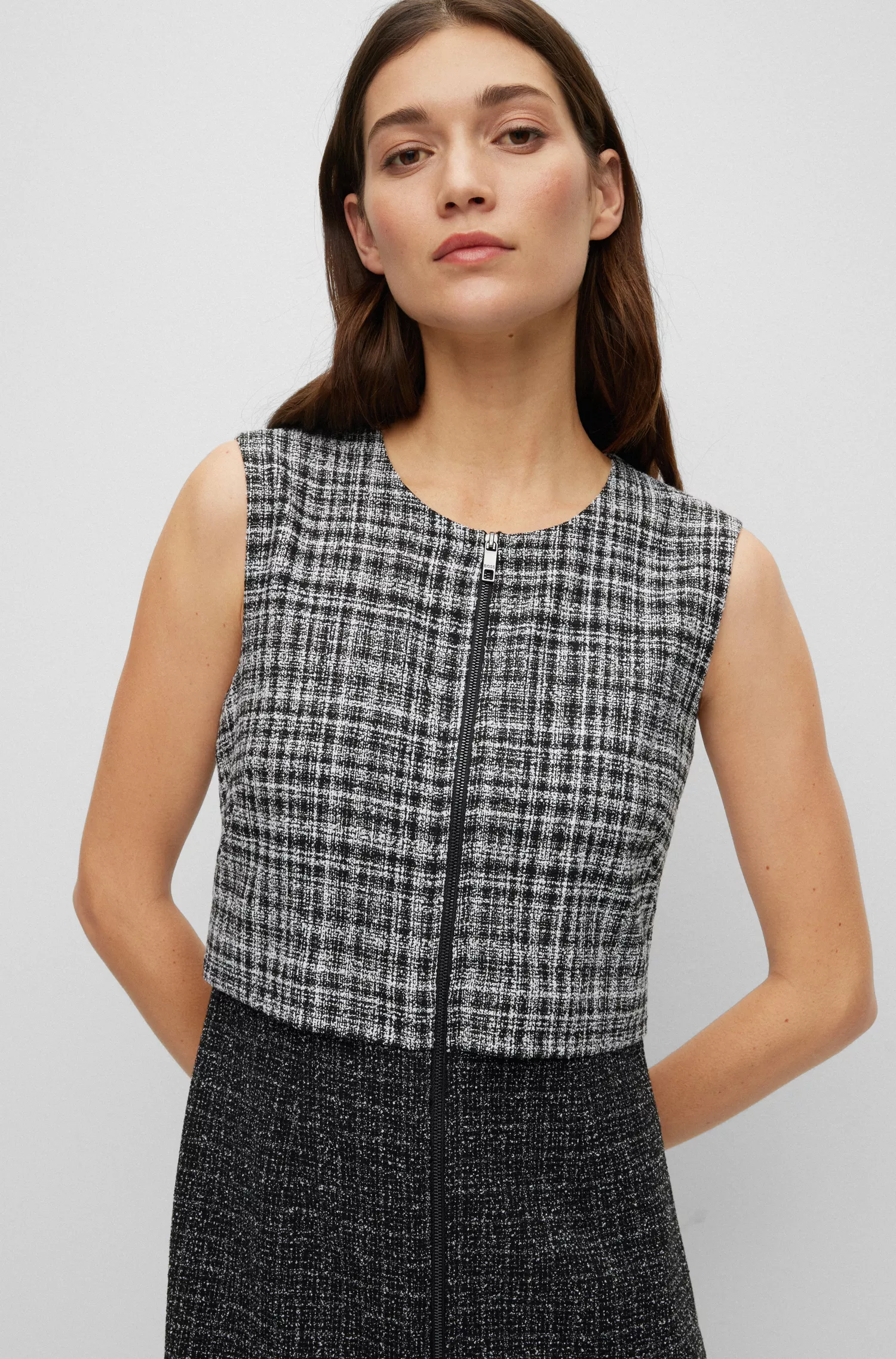 Vestido BOSS preto xadrez com zíper frontal em materiais mistos