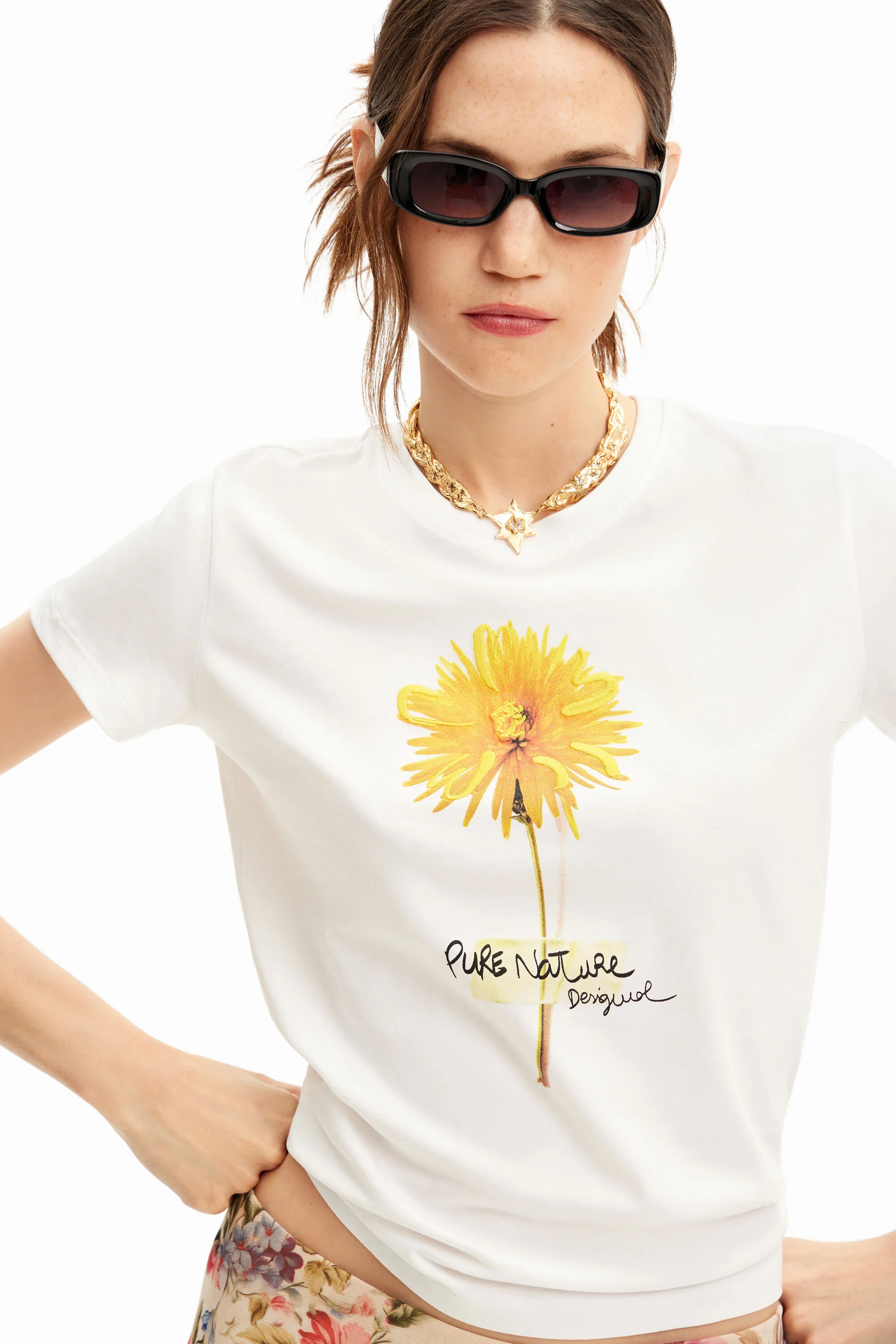 Camiseta com ilustração de flores