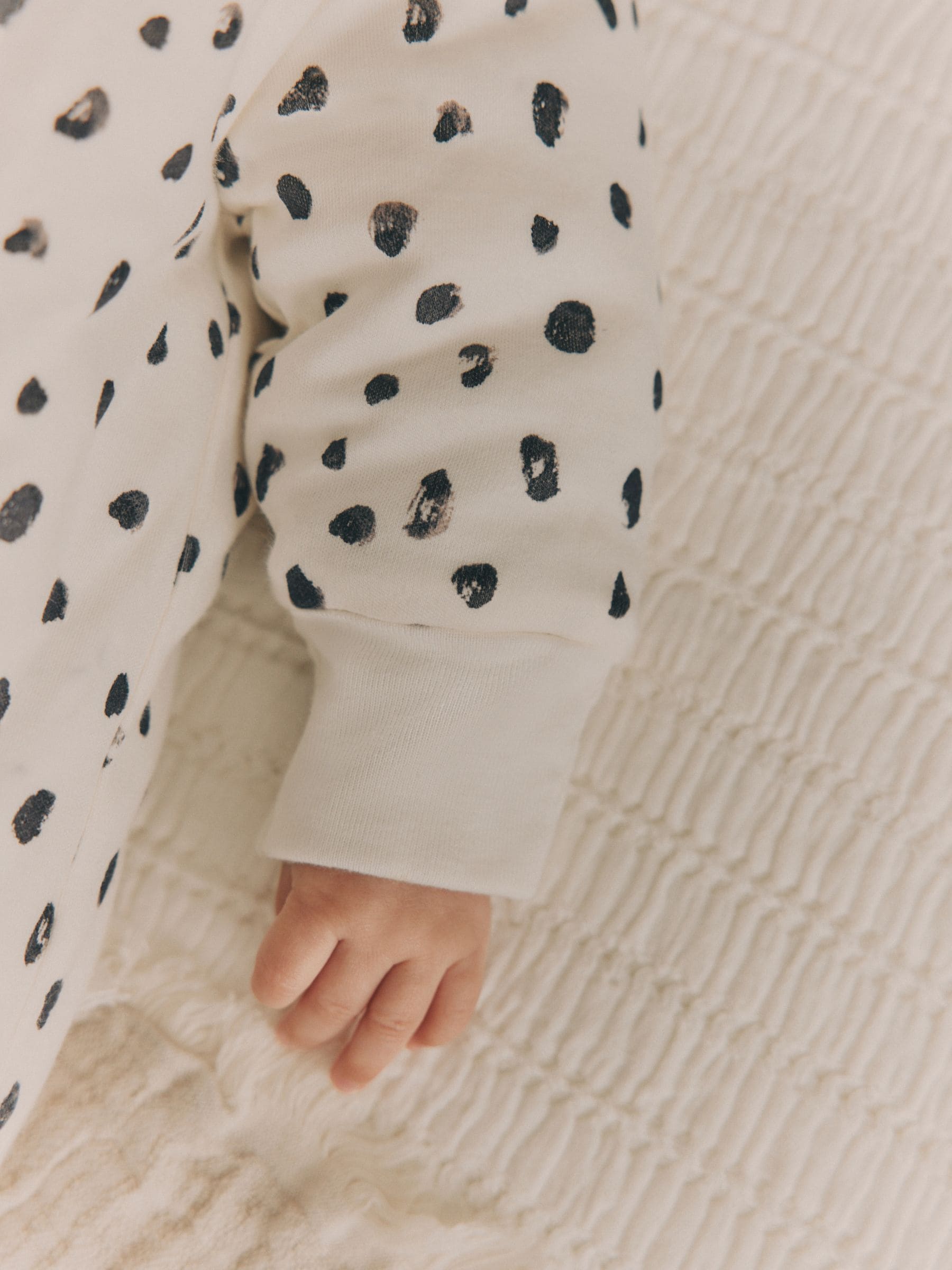 Zwart-wit gestipt - 2.5 TOG gewatteerde babypyjama