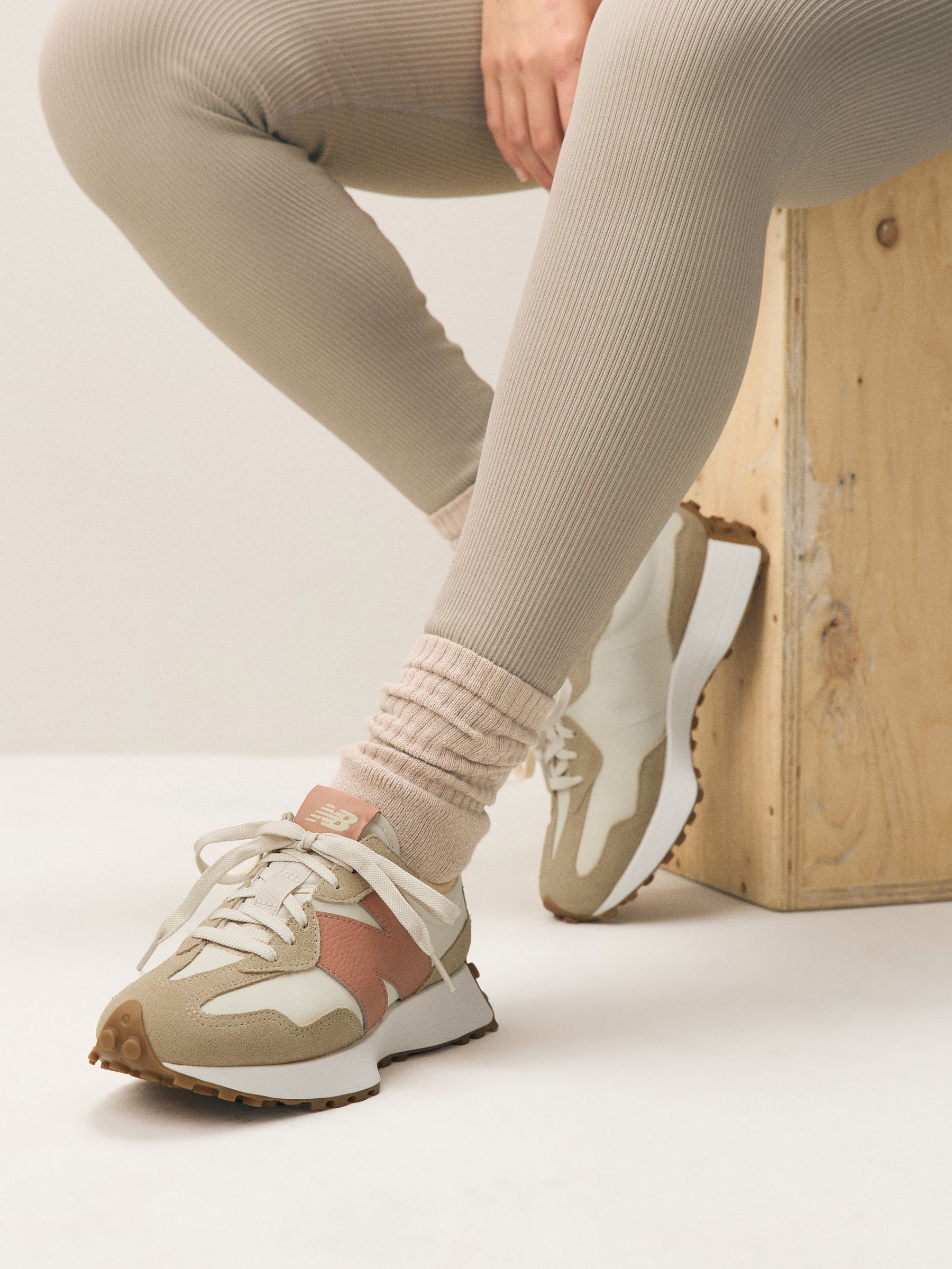 Crème - New Balance 327 damessneakers