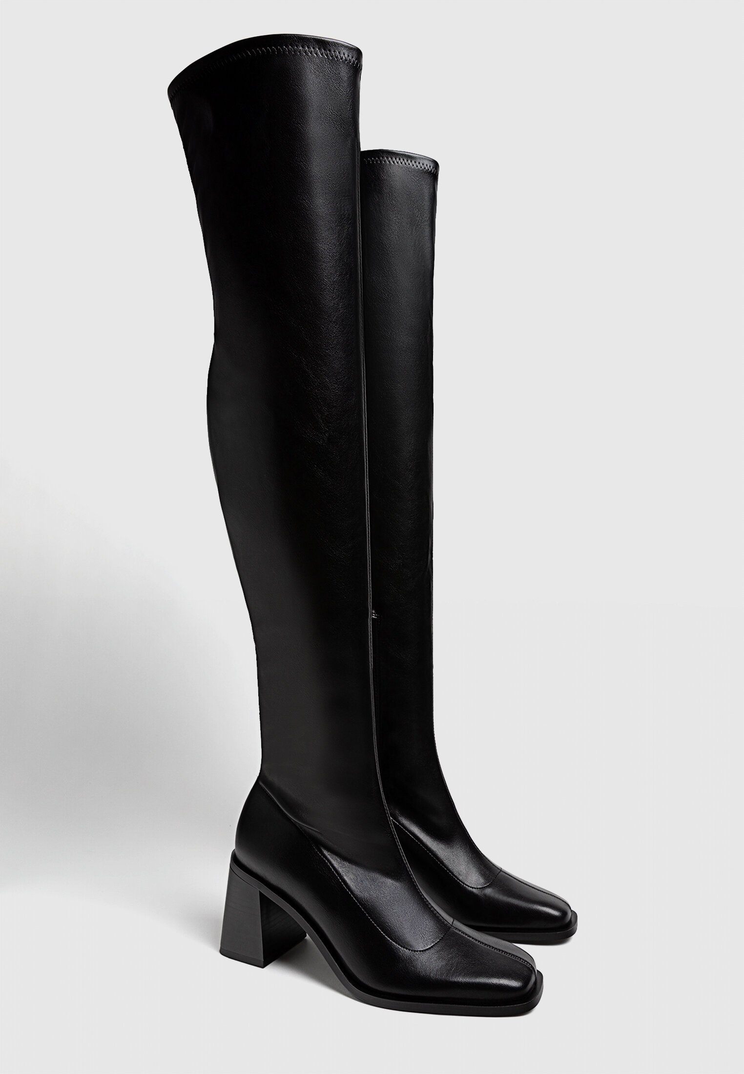 Botas de salto alto acima do joelho