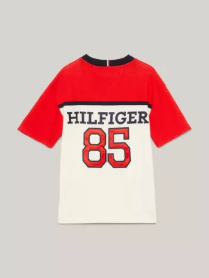 Camiseta Varsity com decote em V e logo nas costas