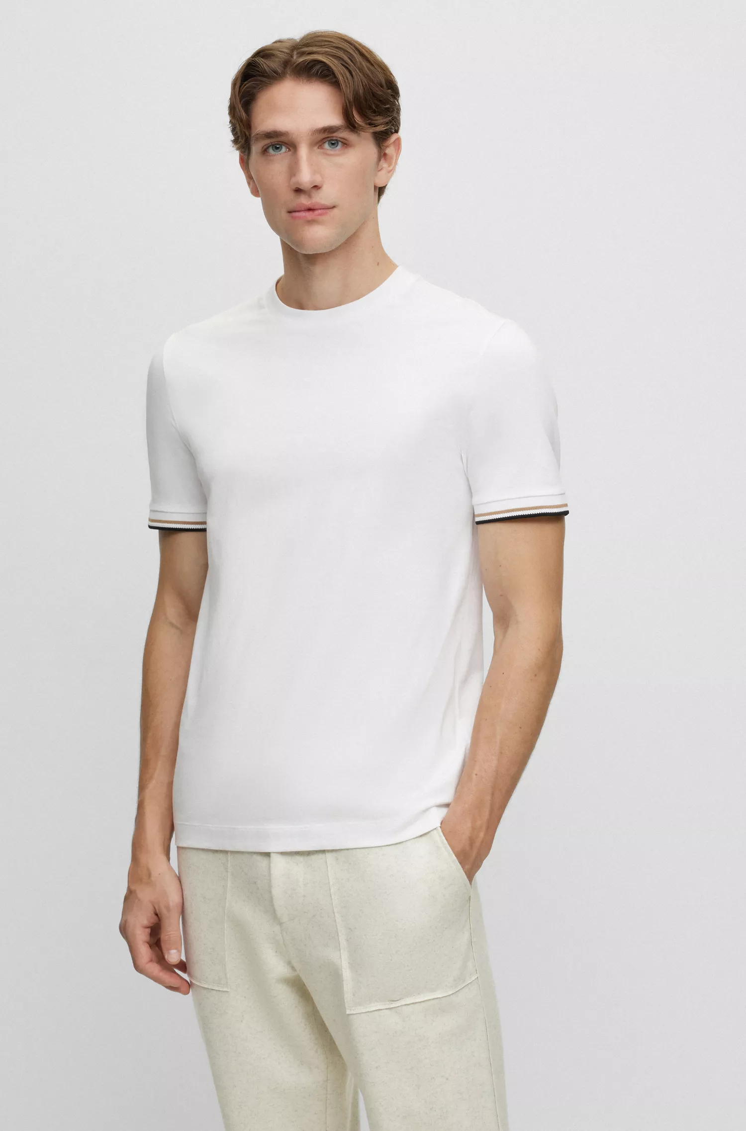 Camiseta BOSS preta em malha de algodão com punhos listrados exclusivos.