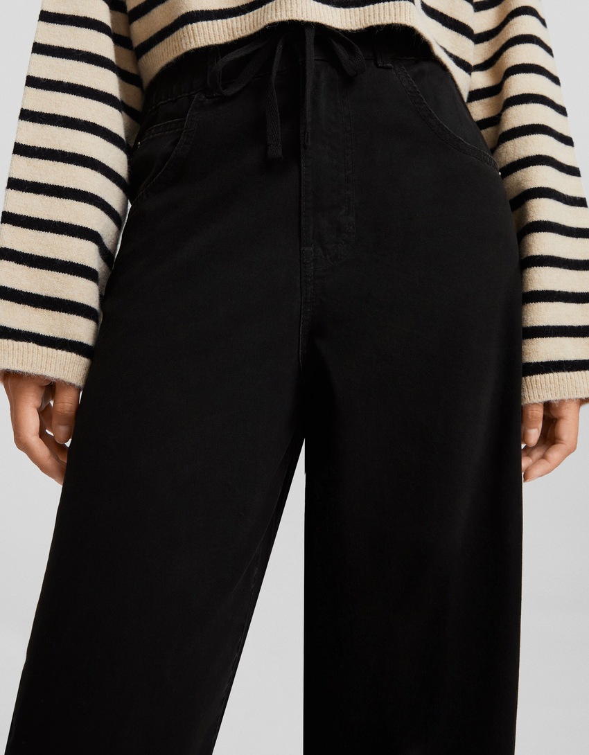Calça jogger de algodão com cordão.