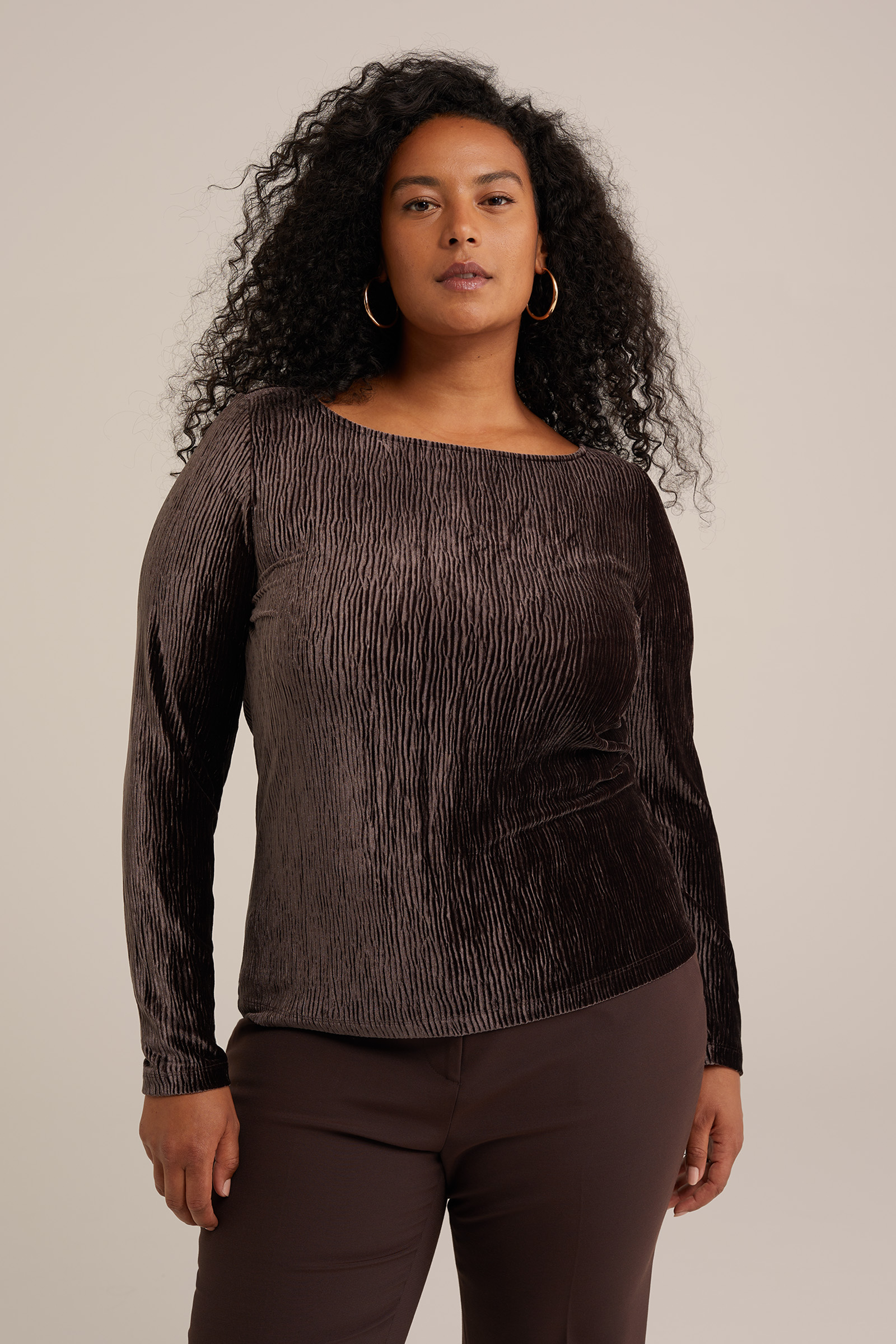 velvet top met structuur - Curve WE Fashion Donkerbruin