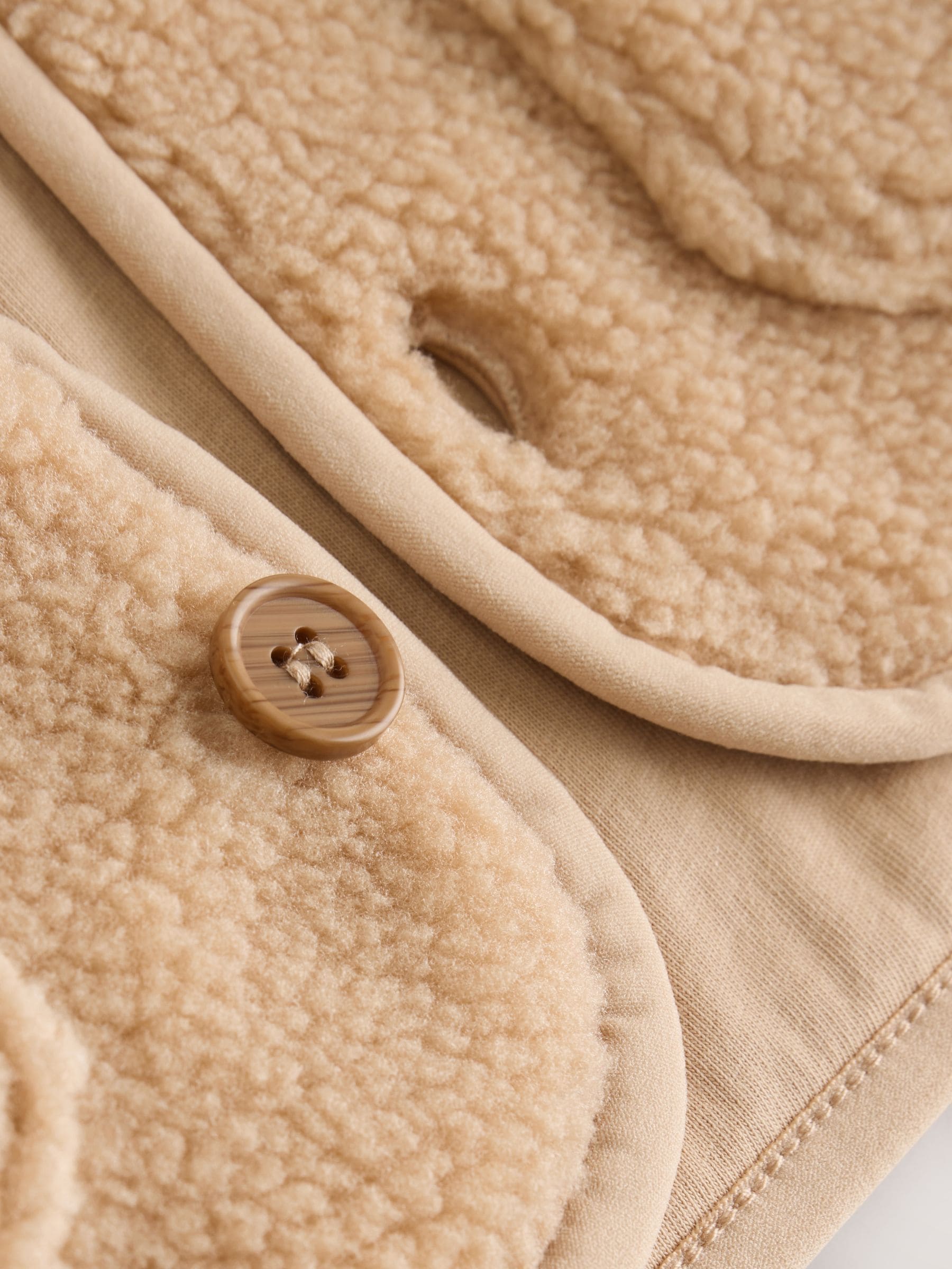 Toffeebruin - Babygilet van borg