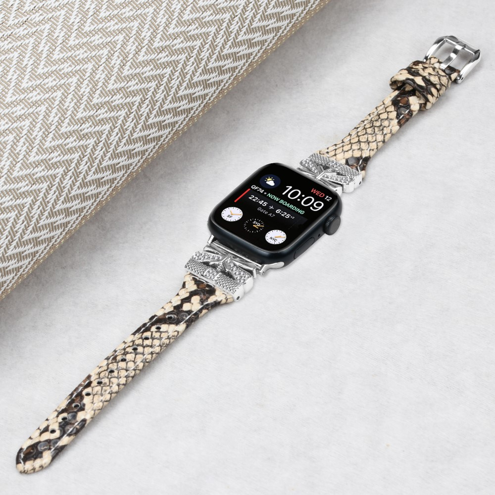 Apple Watch (42/41/40/38 mm) Leder Armband im Slim Design mit silberner Glitzerstein-Schnalle (Gelenkumfang: 175-220mm) - Schlangen Muster