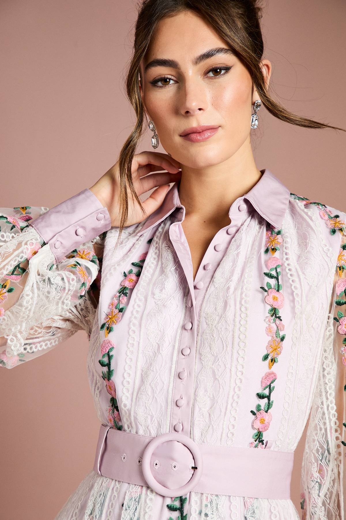 Coast Robe Mi-Longue Ceinturée à Manches Bouffantes en Maille Brodée et Dentelle