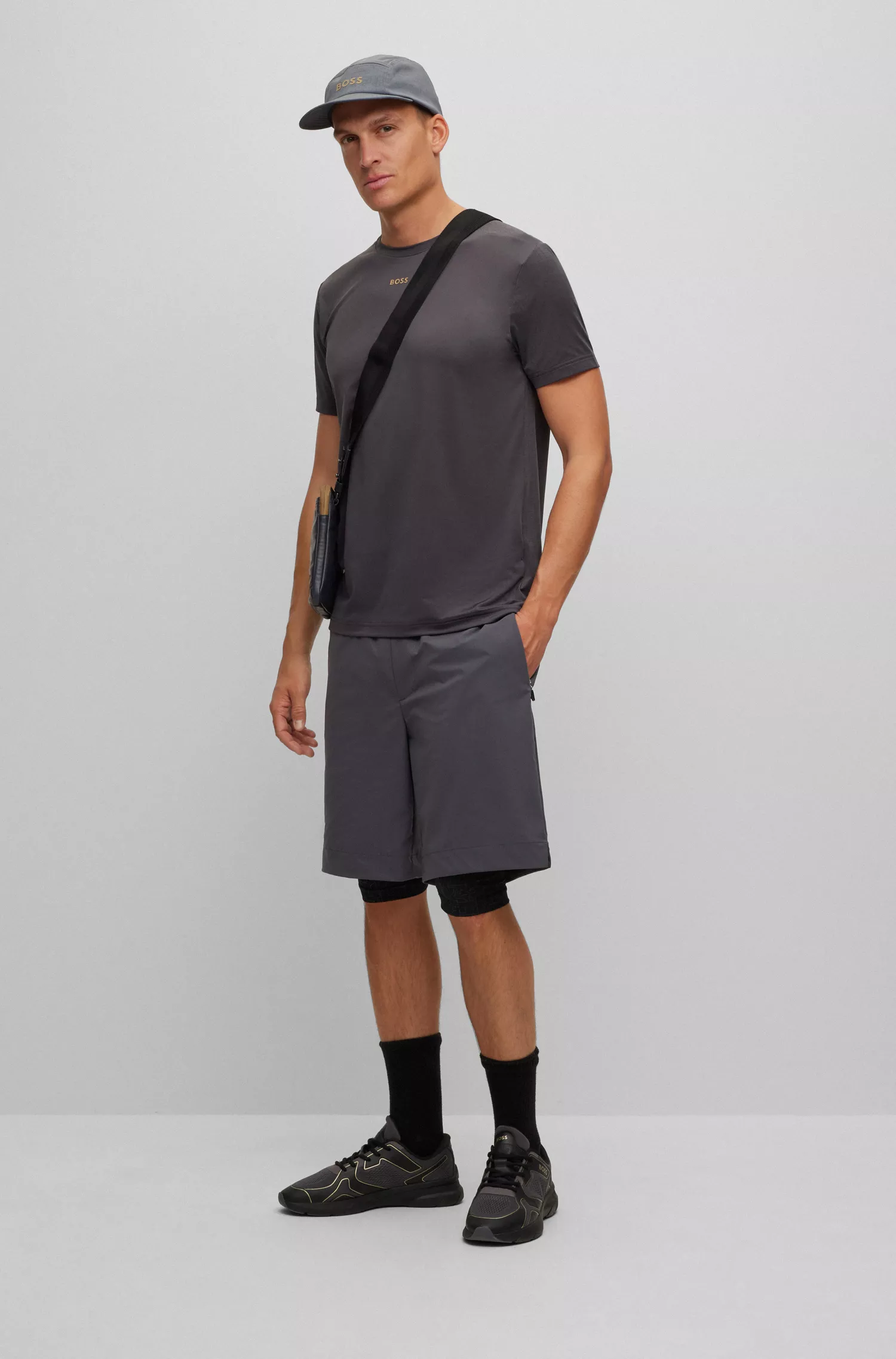 Camiseta BOSS verde, corte slim, com estampa refletora decorativa.