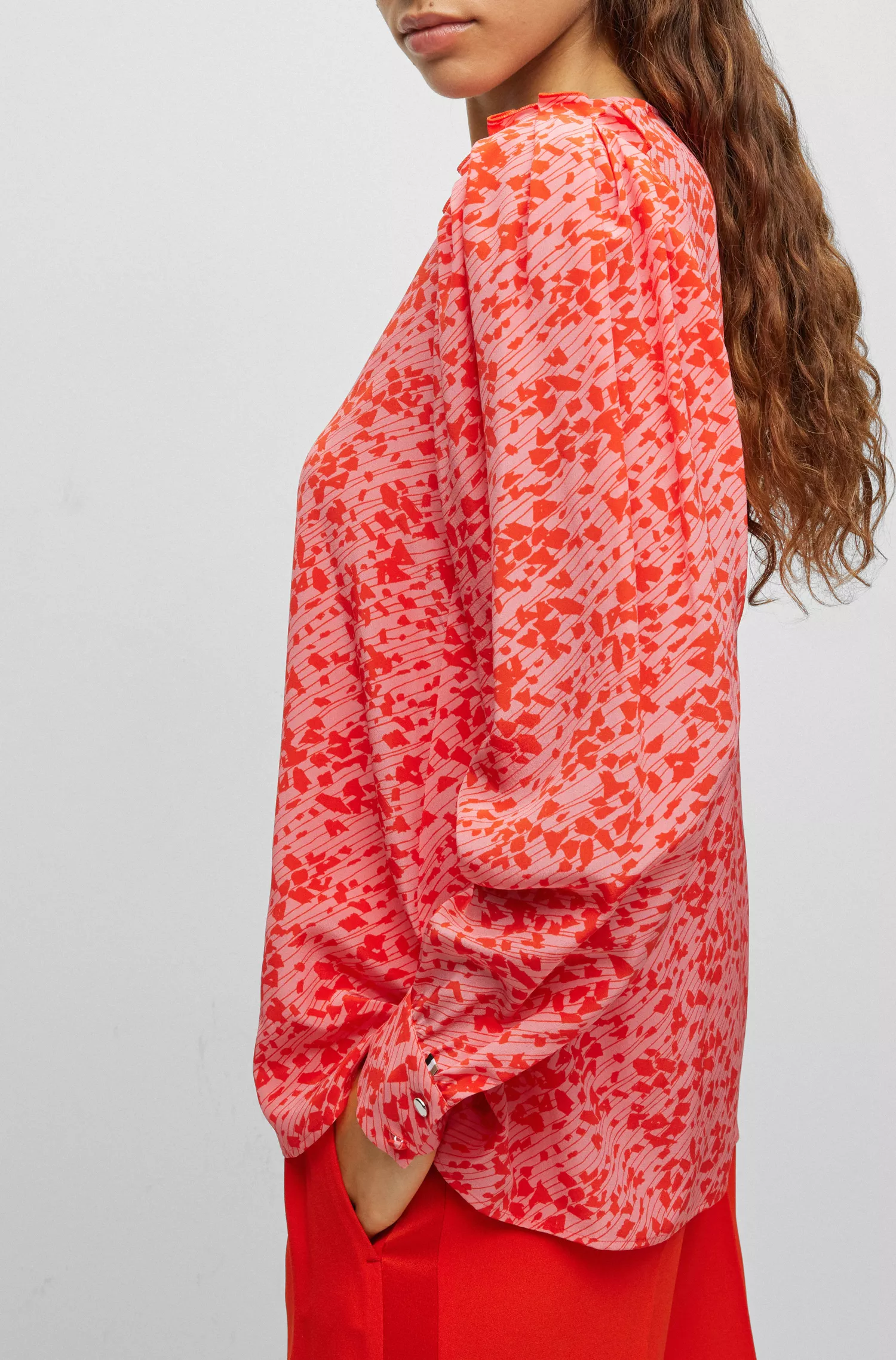 Blusa BOSS preta com decote em V em seda estampada.