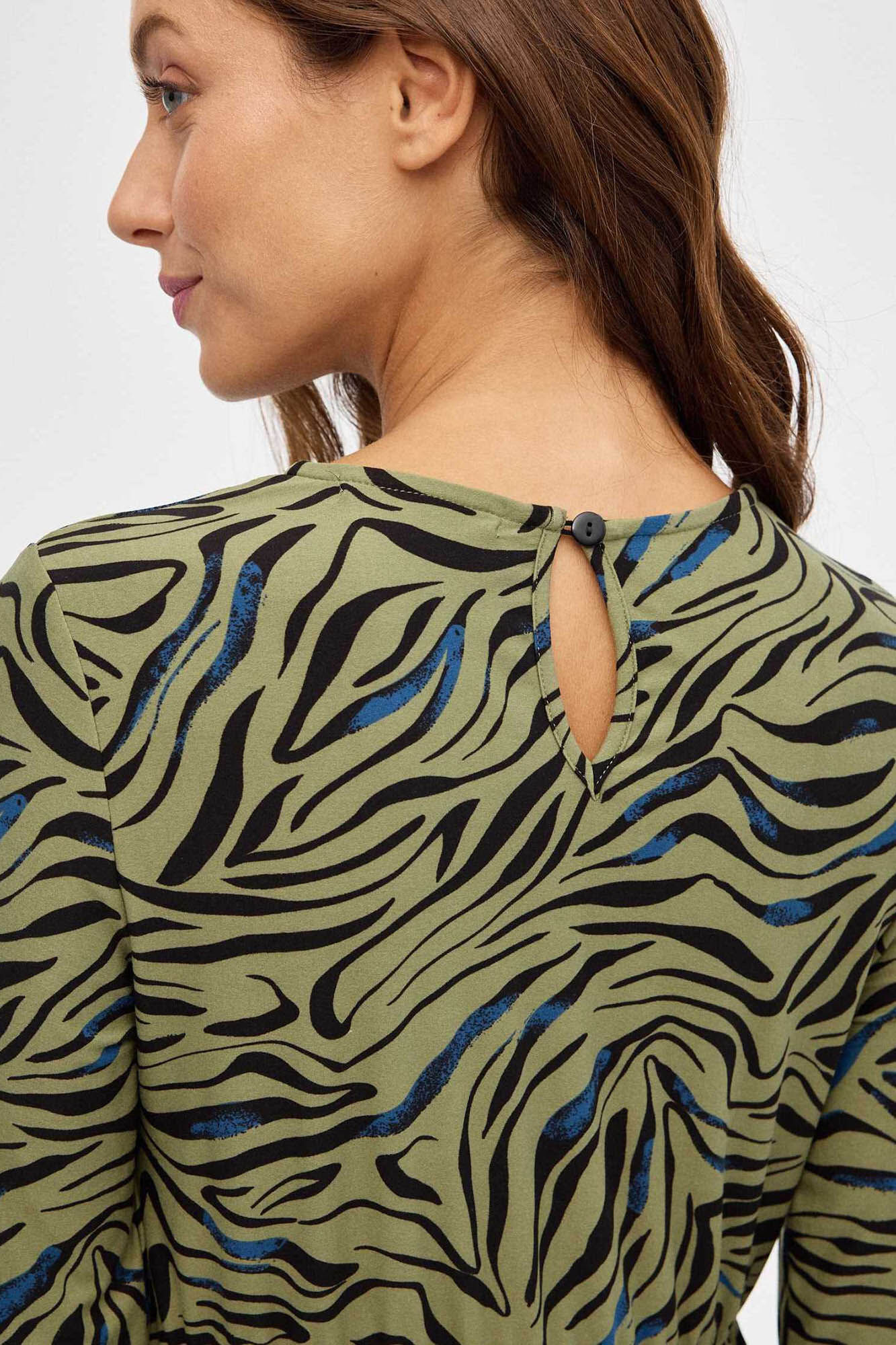 Vestido curto com mangas compridas