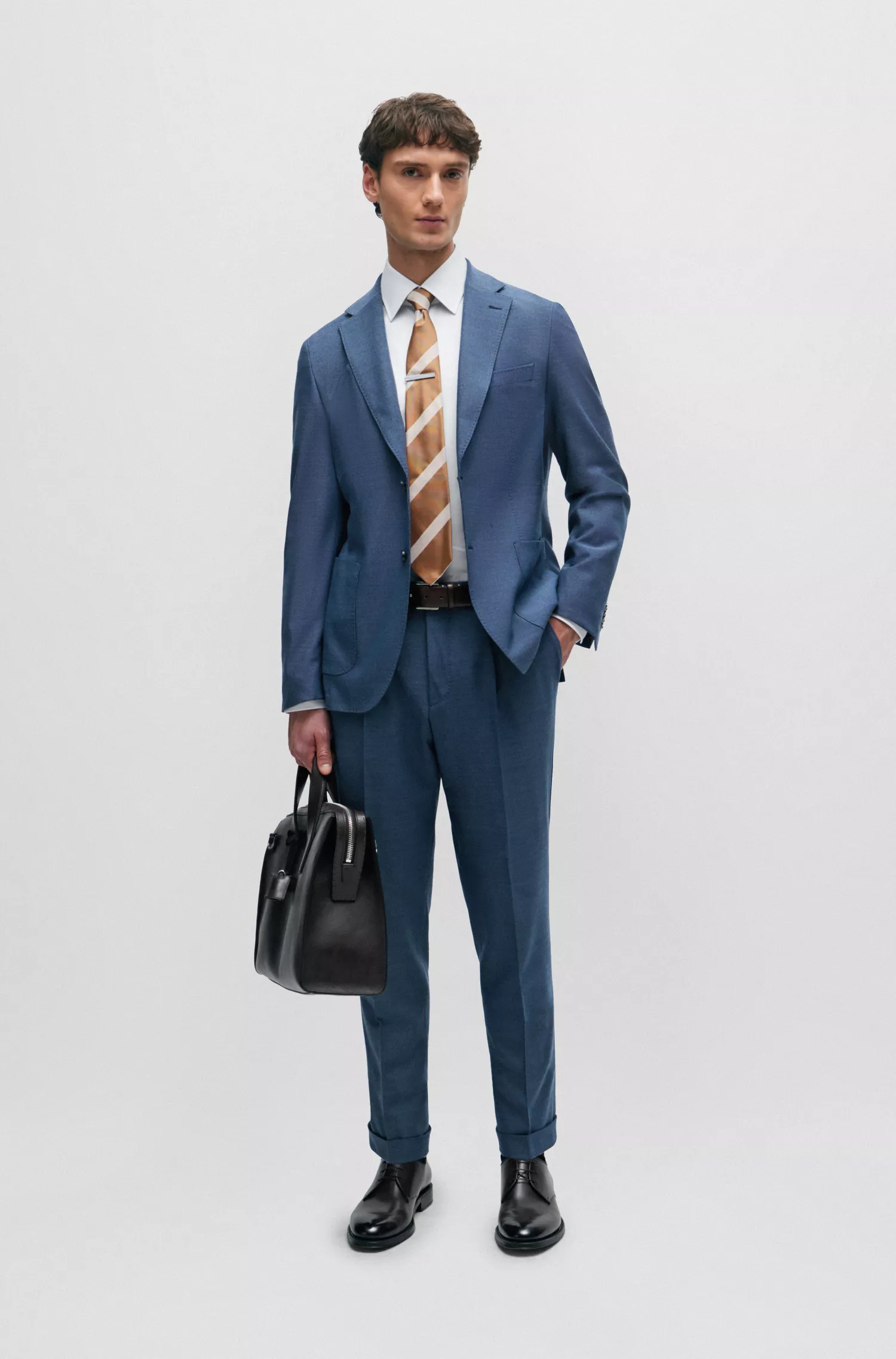 Camisa BOSS cor camelo, corte slim, em algodão dobby com punhos angulares.