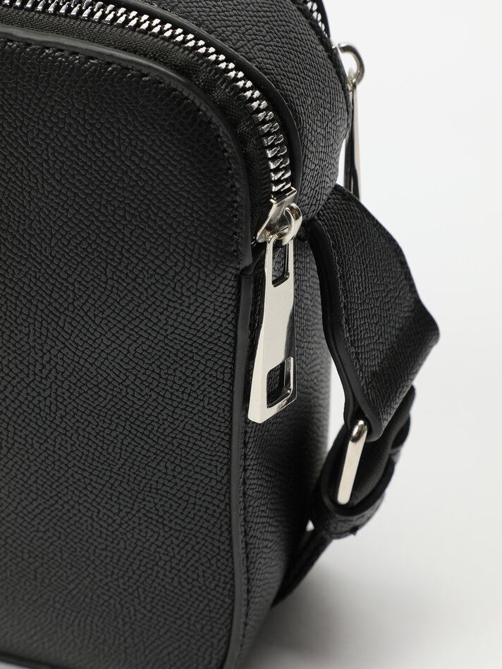 Bolsa de ombro em couro sintético - Preta